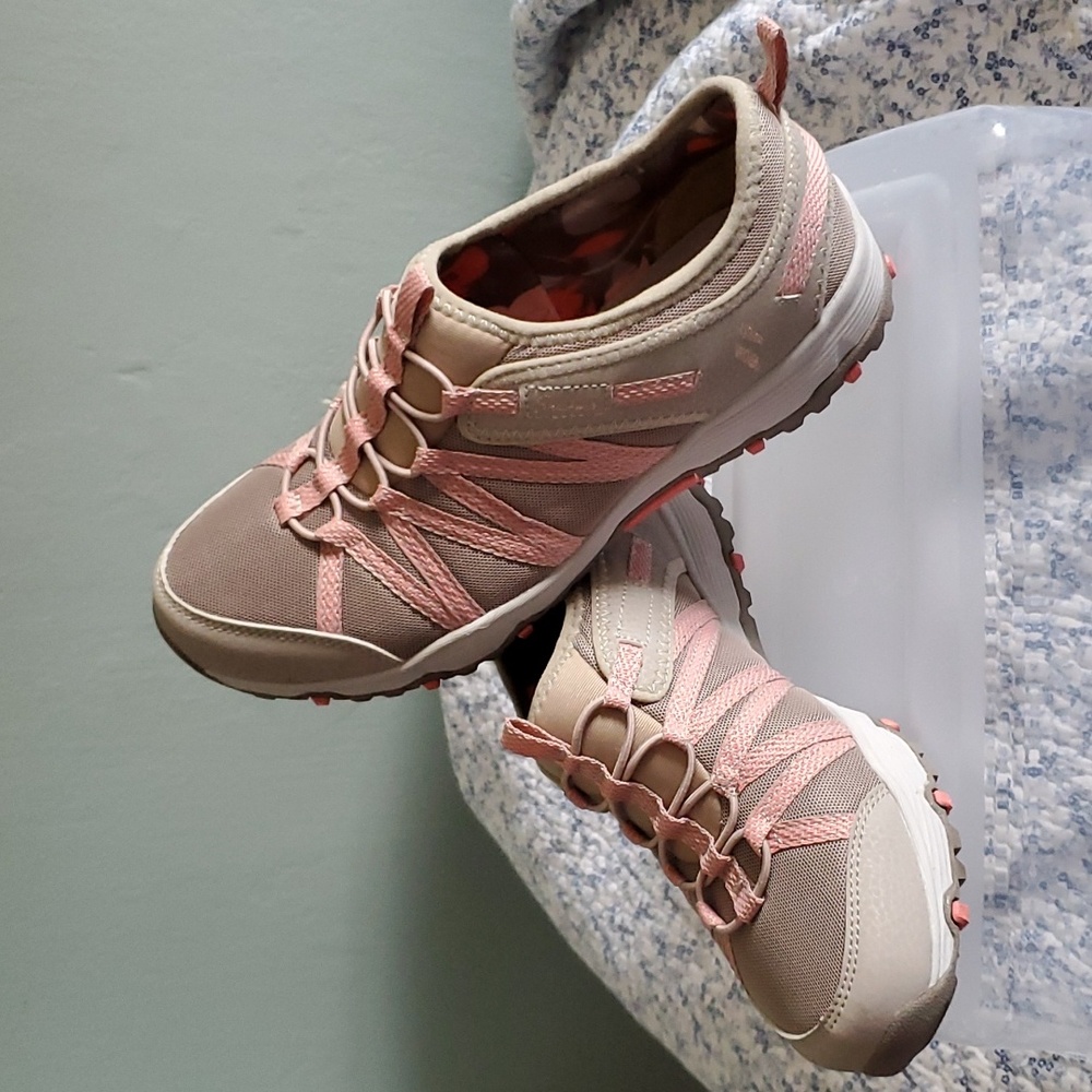 New Skechers slip on athletic shoes